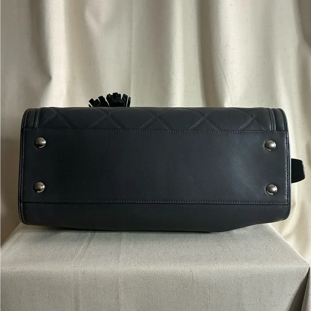 Elegant Gray Quilted Handbag - Picture 4 of 10